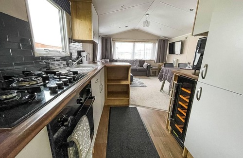 Clacton-on-Sea House | Great 6 berth caravan at Martello Beach, near Clacton-on-Sea ref 29015MV
