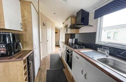 Clacton-on-Sea House | Great 6 berth caravan at Martello Beach, near Clacton-on-Sea ref 29015MV