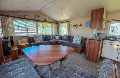 Hunstanton House | Great 6 berth caravan with decking at Manor Park in Hunstanton ref 23017B