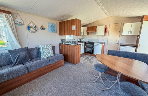 Hunstanton House | Great 6 berth caravan with decking at Manor Park in Hunstanton ref 23017B