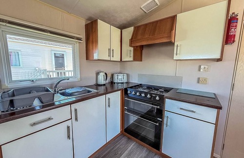 Hunstanton House | Great 6 berth caravan with decking at Manor Park in Hunstanton ref 23017B