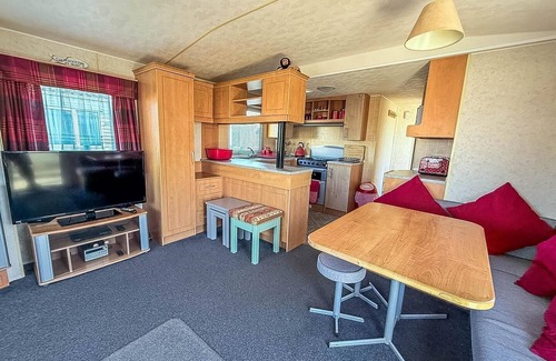 Heacham House | Great 6 berth caravan with side decking in Heacham ref 21054A
