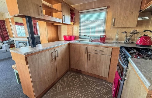 Heacham House | Great 6 berth caravan with side decking in Heacham ref 21054A