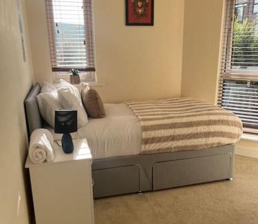 Cradley Apartment | Great Ambience 3-Bedroom for Groups & Contractors