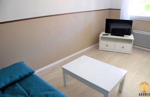 Grandcamp-Maisy Hotel | Great Amenities! Parking, Pool, Pets Allowed! Close to Maisy Battery!