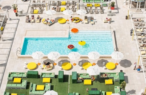 Downtown Las Vegas Hotel | Great Amenities! Parking, Pool! Close to CityCenter, Shark Reef Aquarium!