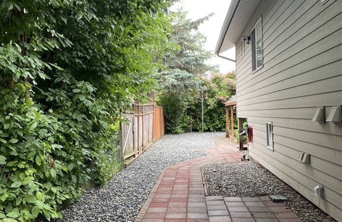 Spenard House | Great Anchorage Mid-Town Location