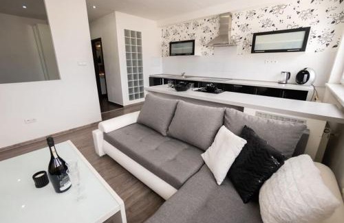 Martin Apartment | Great Apartment Blck&Wht near center & own parking
