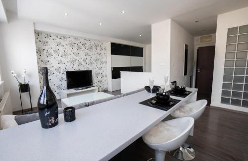 Martin Apartment | Great Apartment Blck&Wht near center & own parking