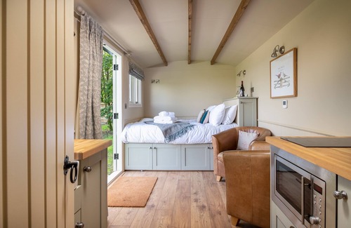 Bradford-on-Avon Bed & Breakfast | Great Ashley Farm B&B and Shepherds Huts