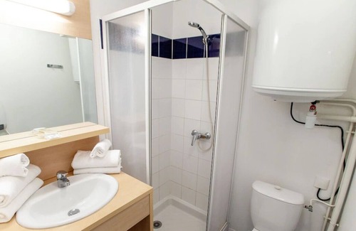 Cassen House | Great Base for Toulouse! Private Kitchen, Free Parking, Onsite Pools