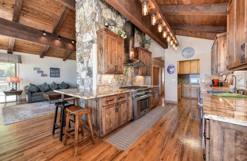 Lake Almanor Country Club House | Great Beach - Lakefront home at Lake Almanor Country Club