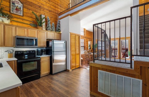 Branson Theater District Cabin | Great Cabin, Close to the Pool, Relaxing Views! 2 Minutes to Tanger Outlets!