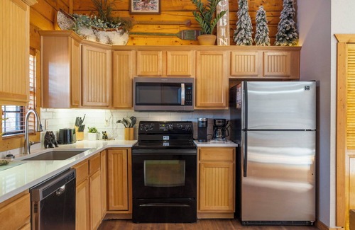 Branson Theater District Cabin | Great Cabin, Close to the Pool, Relaxing Views! 2 Minutes to Tanger Outlets!