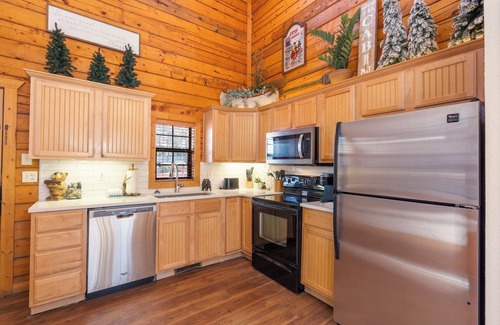 Branson Theater District Cabin | Great Cabin, Close to the Pool, Relaxing Views! 2 Minutes to Tanger Outlets!