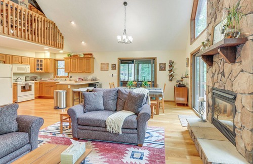 Great Cacapon Cabin | Great Cacapon Mtn Cabin w/Private Hot Tub + Views