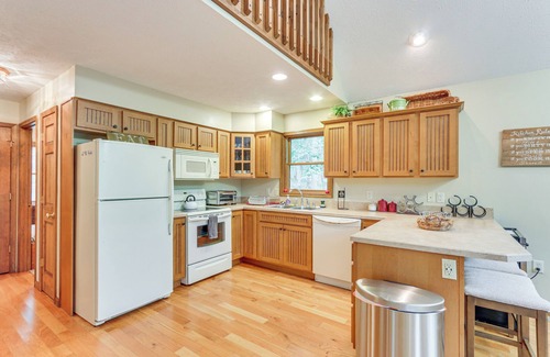Great Cacapon Cabin | Great Cacapon Mtn Cabin w/Private Hot Tub + Views