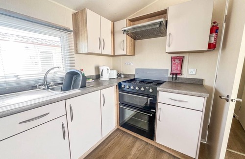 Hunstanton House | Great caravan for hire by the beach in Norfolk, by Hunstanton beach ref 13005L