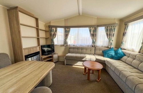 Hunstanton House | Great caravan for hire by the beach in Norfolk, by Hunstanton beach ref 13005L