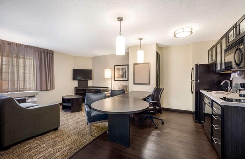 West Des Moines Resort | Great Choice! One Bedroom Suite! Close to Shopping, Parks & Museums!