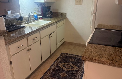 Paradise Valley Village Apartment | Great condo fitting 5, clean and close to paradise village mall
