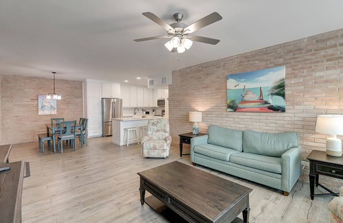 Port Aransas Condo | Great condo Heated community pool Private Pier Marina View!