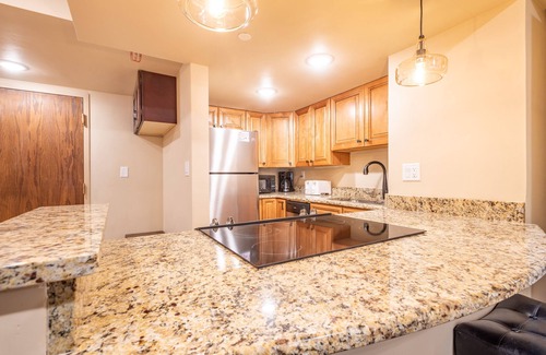Copper Mountain Village Condo | Great condo just steps from American Eagle and Flyer lifts. 2 master bedrooms