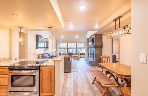 Copper Mountain Village Condo | Great condo just steps from American Eagle and Flyer lifts. 2 master bedrooms