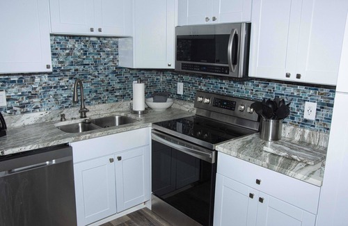 Sunnyside Condo | Great condo right on the beach! Come put your toes in the sand!