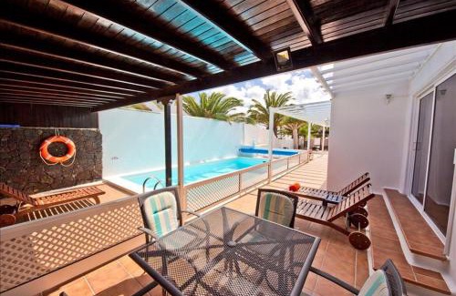 Costa Teguise Villa | Great Costa Teguise Home Villa Luz De La Fragata 4 Bedrooms Private Pool Central Location