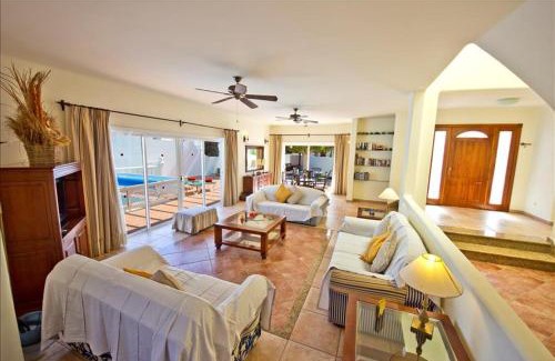 Costa Teguise Villa | Great Costa Teguise Home Villa Luz De La Fragata 4 Bedrooms Private Pool Central Location