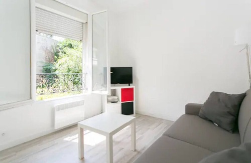 Louis Bertrand-Mirabeau-Semard Apartment | Great cosy studio minutes away from the metro!