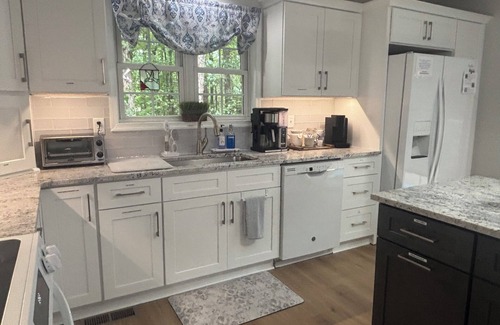 Bracey House | Great Creek Quiet Waterfront Lake Escape