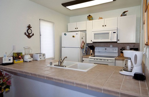 Kailua-Kona Condo | Great Deals at the Kona Reef! Footsteps from Old Kona Town. See our Video Tour.
