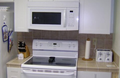 Kailua-Kona Condo | Great Deals at the Kona Reef! Footsteps from Old Kona Town. See our Video Tour.