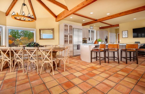 Newberg House | Great Deals on Summer Stays!