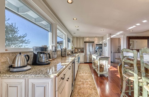 Newberg House | Great Deals on Summer Stays!