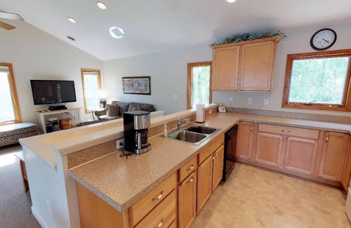 Huddleston House | Great Dock, Wifi! Come Visit "Captain's Choice"!