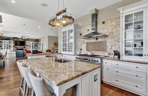 Huddleston House | Great Dock! Wifi, Propane Fire-Pit! Come Visit "Dock Holiday"!