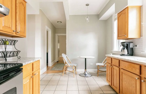 South Evanston Apartment | Great Evanston Home- great for traveling families! Parking Included
