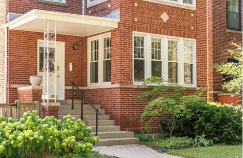 South Evanston Apartment | Great Evanston Home- great for traveling families! Parking Included