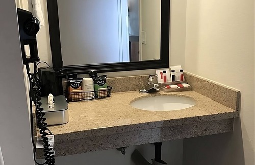 Torrance Hotel | Great Find! Wonderful Unit Near Attractions, Pool, Parking