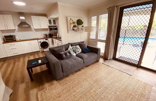 Algester Apartment | ❤️Great for families.2bdr/5 bds,equipped kitchen, Pool, WIFI, Breakfast incl❤️