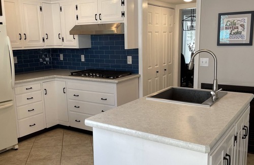 Greenhurst House | Great for families! Newly remodeled lakefront home. Big yard + lots of lake toys
