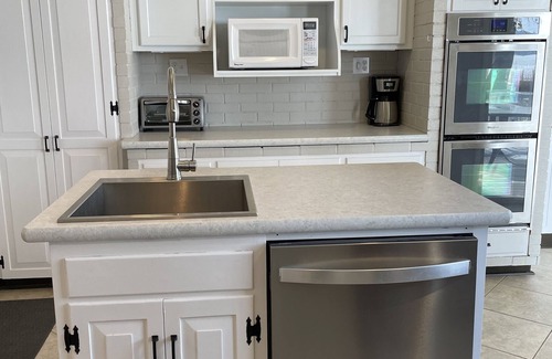 Greenhurst House | Great for families! Newly remodeled lakefront home. Big yard + lots of lake toys