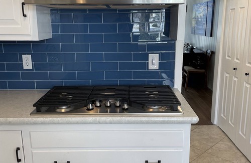 Greenhurst House | Great for families! Newly remodeled lakefront home. Big yard + lots of lake toys