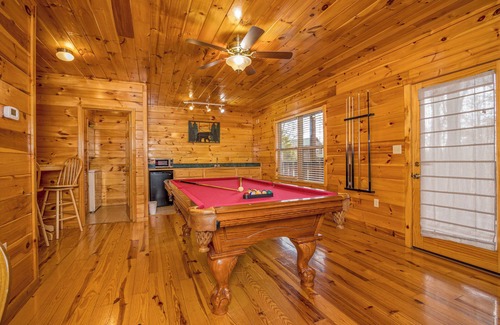Sevierville Cabin | Great for groups Sleeps 20,3 levels, 4 king suites, bunk rm, Hot Tub, WiFi
