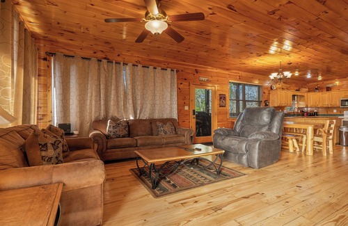 Sevierville Cabin | Great for groups Sleeps 20,3 levels, 4 king suites, bunk rm, Hot Tub, WiFi