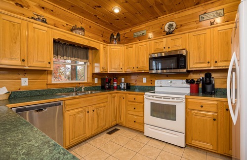 Sevierville Cabin | Great for groups Sleeps 20,3 levels, 4 king suites, bunk rm, Hot Tub, WiFi