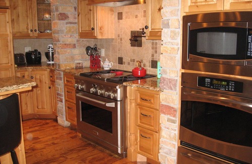 Spicer House | Great For Large Groups! Secluded Fall retreat in the Woods!